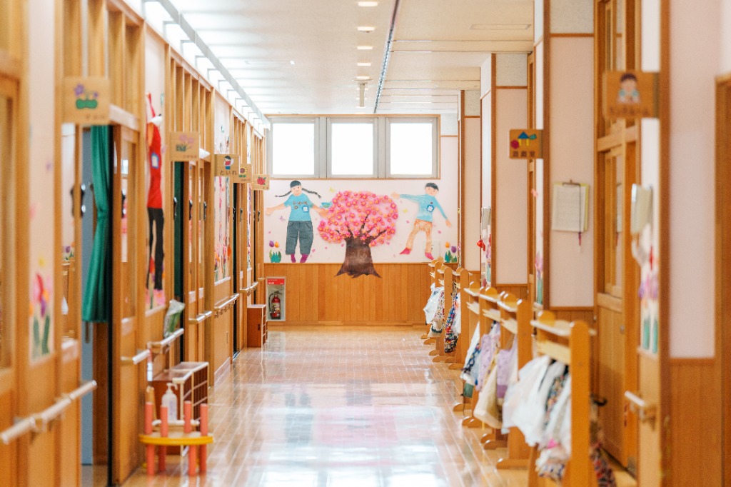 あたたかみのある園内の廊下